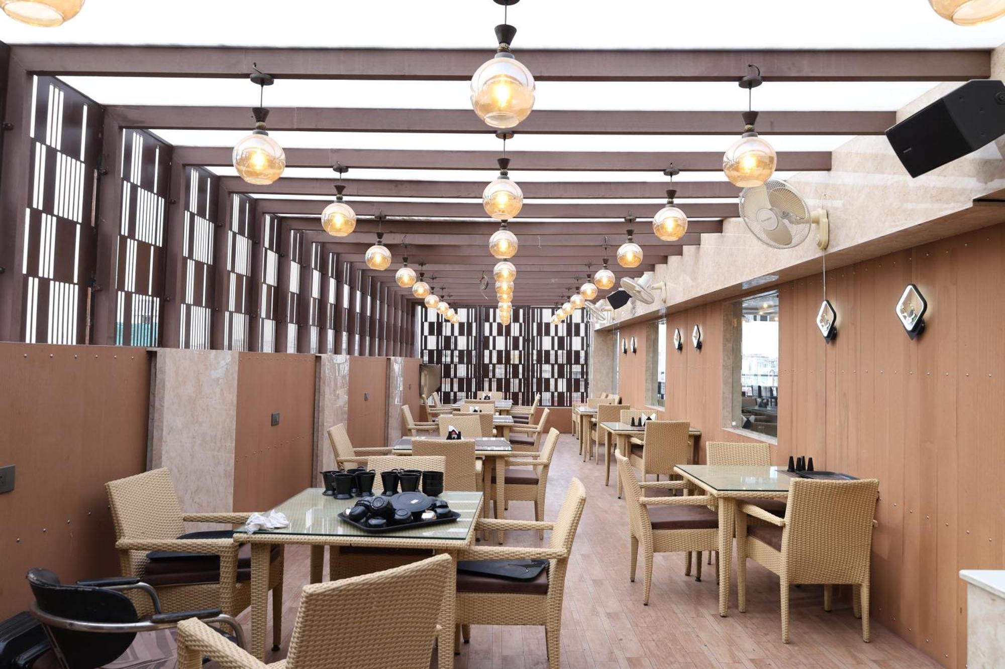 Hotel Deva Inn Váránaszi Kültér fotó